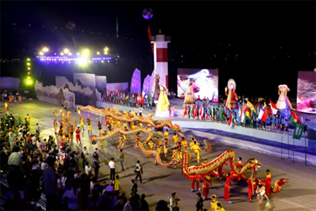 Carnaval Hạ Long 2012 được tổ chức tại Khu du lịch Bãi Cháy vào ngày 1-5