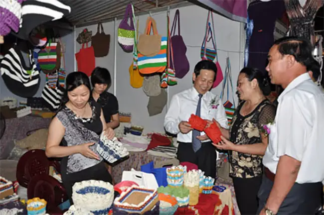 Các đại biểu tham quan gian hàng tại hội chợ