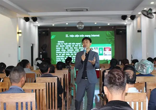 Ông Phan Anh - Giảng viên lớp tập huấn đang trình bày về sự phát triển của internet
