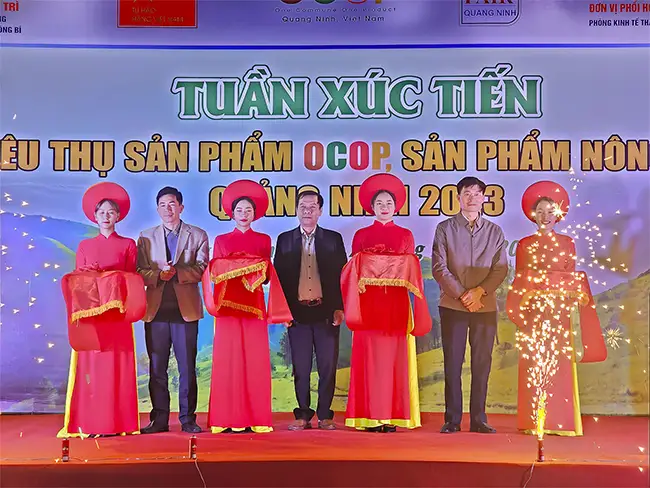 Các đại biểu cắt băng khai mạc Tuần Xúc tiến tiêu thụ sản phẩm OCOP, sản phẩm nông sản Quảng Ninh năm 2023 tại TP Uông Bí.