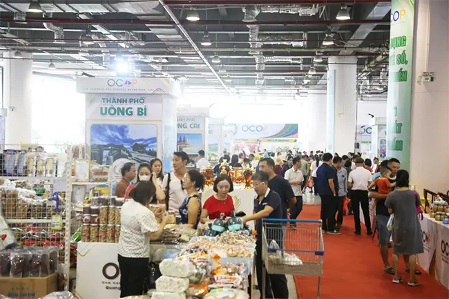 Hội chợ OCOP khu vực Đông Bắc - Quảng Ninh thu hút đông đảo người dân, du khách (tháng 10/2023).