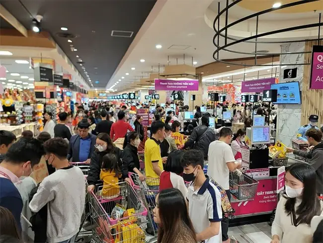 Người dân Hà Nội đi mua sắm tại hệ thống siêu thị AEON Mall Hà Đông chiều tối 3/2. Ảnh: Ngọc Thành