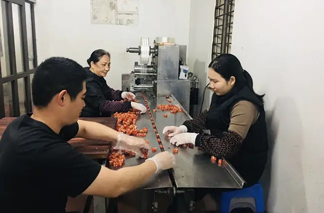 Cơ sở sản xuất Kẹo Lạc Hồng Chung Quy sản xuất kẹo chuẩn bị cho dịp Tết.