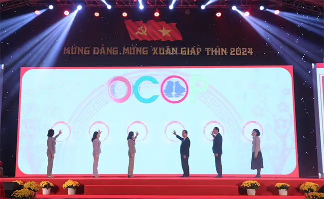 Các đại biểu nhấn nút khai mạc Hội chợ OCOP Quảng Ninh - Xuân 2024.