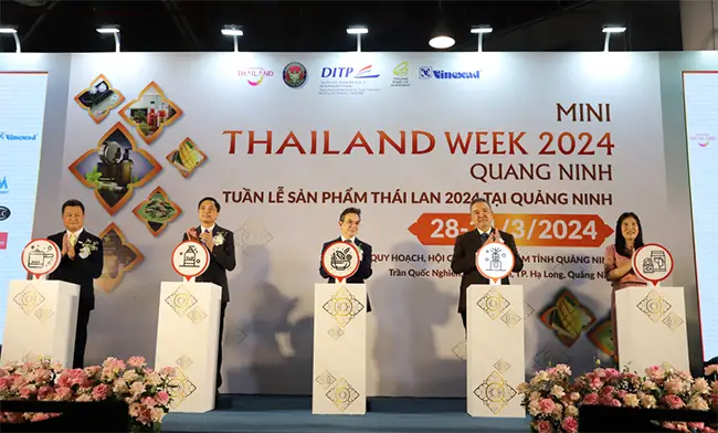 Các đại biểu nhấn nút khai mạc Tuần lễ sản phẩm Thái Lan 2024 tại Quảng Ninh.