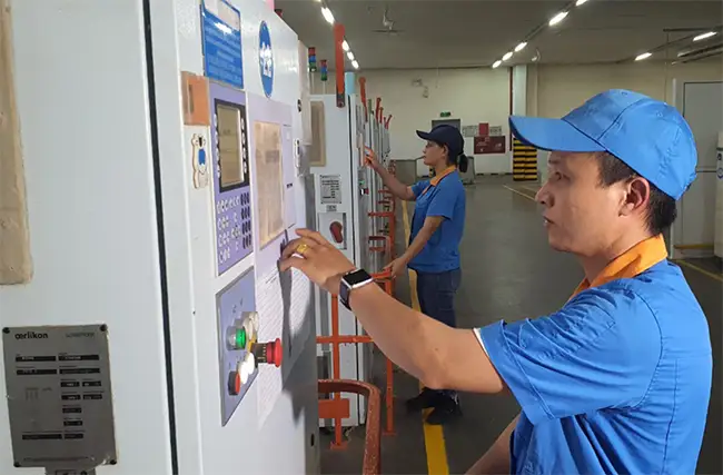 Công nhân Công ty TNHH Khoa học kỹ thuật Texhong Ngân Long vận hành máy móc. Ảnh: Minh Đức