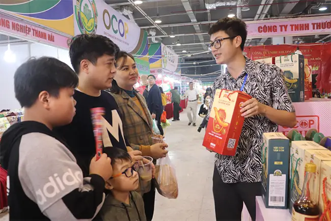 Người dân, du khách mua hàng tại Hội chợ OCOP Quảng Ninh - Xuân 2024.