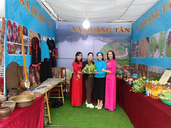 Gian hàng OCOP của hội viên phụ nữ xã Quảng Tân tại Hội chợ OCOP huyện Đầm Hà (Tháng 2/2024).
