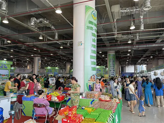 Đông đảo người dân địa phương và du khách tới mua sắm tại Hội chợ OCOP Quảng Ninh - Hè 2024.