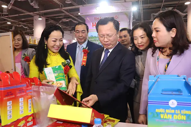 Lãnh đạo tỉnh tham quan Hội chợ OCOP Quảng Ninh - Xuân 2024.