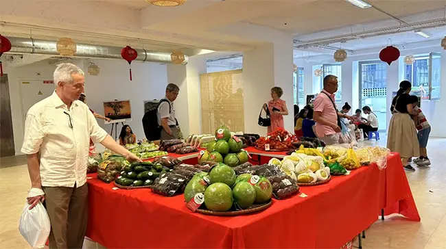 Ngày hội "Bonjour - Xin chào Việt Nam" được tổ chức tại Pháp nhằm quảng bá hàng hóa là nông sản, thực phẩm đến gần hơn với người tiêu dùng Pháp