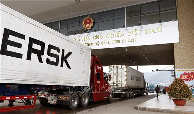 Các xe container chở hàng nông sản chờ làm thủ tục xuất khẩu sang Trung Quốc tại Cửa khẩu quốc tế đường bộ số II Kim Thành. Ảnh: Quốc Khánh/TTXVN