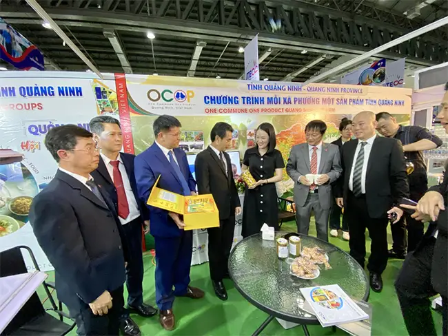 Các đại biểu tham quan gian hàng của tỉnh Quảng Ninh tại Hội chợ VIETLAO EXPO 2024.