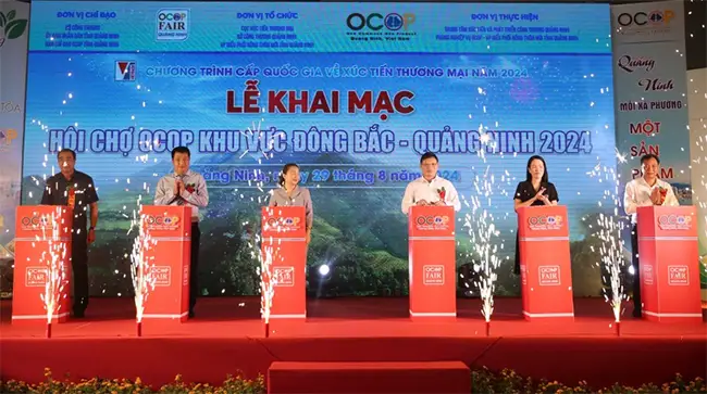 Các đại biểu nhấn nút khai mạc Hội chợ.