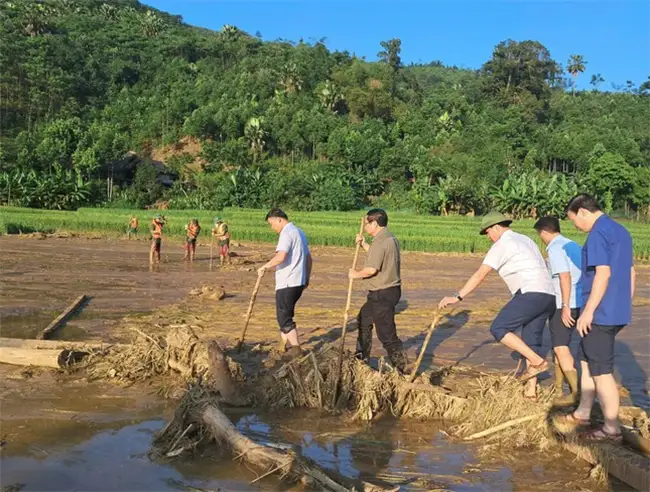 Thủ tướng tới hiện trường ở thôn Làng Nủ - Lào Cai và chỉ đạo các nhiệm vụ xây dựng lại nơi ở mới cho người dân.