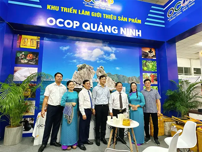 Đại biểu, lãnh đạo TP Cần Thơ chụp ảnh lưu niệm tại Khu triển lãm giới thiệu sản phẩm OCOP Quảng Ninh.