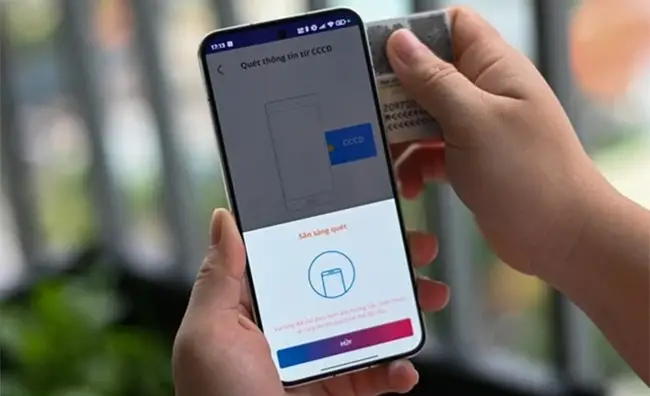 Người dùng quét NFC trên CCCD gắn chip để xác thực dữ liệu trên app ngân hàng.